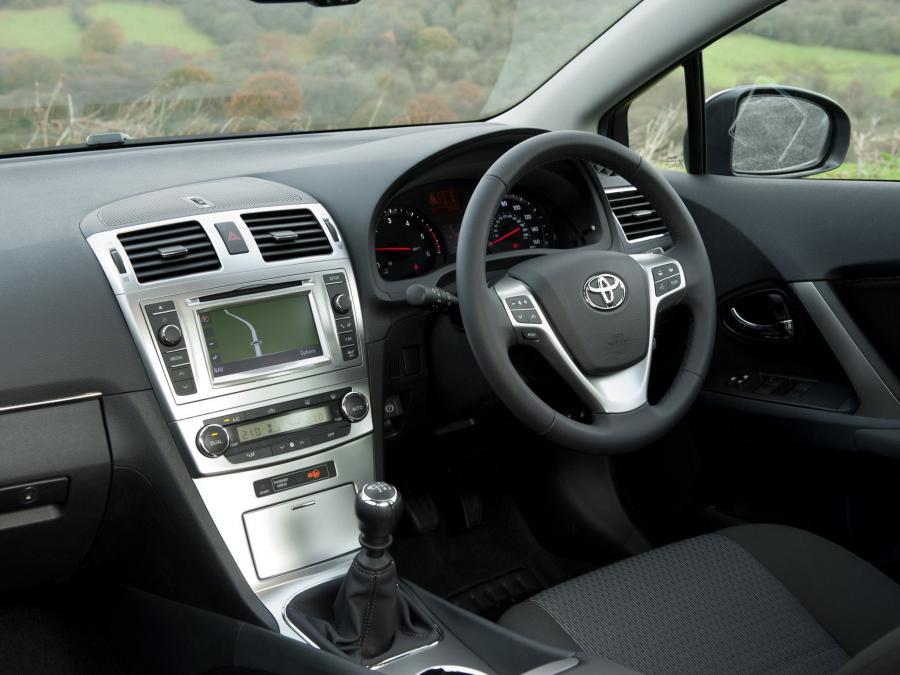Интерьер Toyota Avensis Sedan (T270) 2011 года  (UK) (фото 15 из 18)